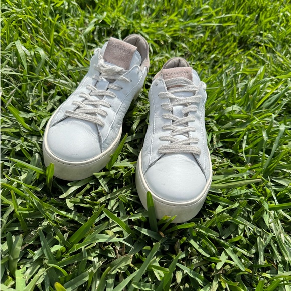 Shana Low Top Sneaker In
Chalk White/ Pink women sise 8 gently used 🌷 - Picture 6 of 12